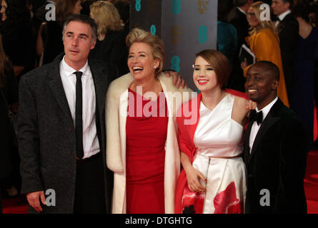 London, UK. 16. Februar 2014.  Emma Thompson mit Mann Greg Wise und Tochter Gaia und Sohn Tindyebwa Agaba bei der BAFTA 2014 Preisverleihung statt am Royal Opera House in London. Bildnachweis: Paul Marriott/Alamy Live-Nachrichten Stockfoto