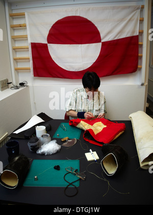 Eine Inuit-Frauen arbeiten in einer Kleiderfabrik für grönländische Kunsthandwerk Stockfoto