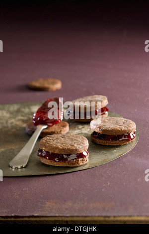 Schokolade und Sommer-Früchten Marmelade Whoopies Stockfoto