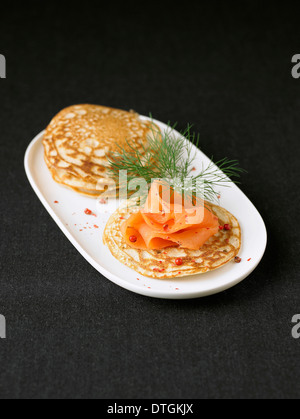 Geräucherter Lachs auf blinis Stockfoto