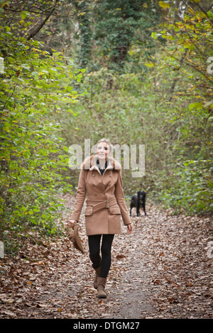 Frau zu Fuß in einem Wald Stockfoto