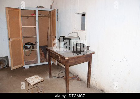 altes Telefon in einem Bunker aus dem zweiten Weltkrieg Stockfoto