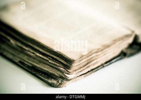 altes Buch in Lederbezug hautnah Stockfoto