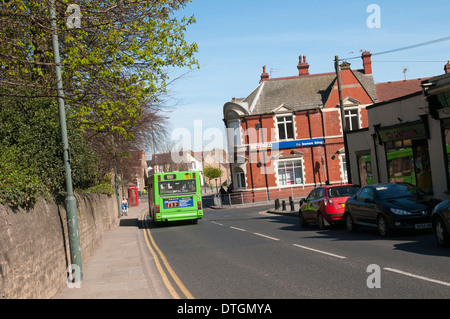 Ein Bus Fahrt durch Mansfield Woodhouse in Nottinghamshire, England UK Stockfoto