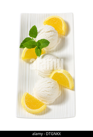 Kugeln weißen Eis, garniert mit Geleesüßigkeit Stockfoto