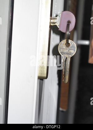 House tippt im Inneren Front Türschloss Stockfoto