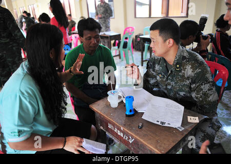 (140218)--PITSANULOKE, 18. Februar 2014 (Xinhua)--ein Mitarbeiter des medizinischen Teams aus dem chinesischen Militär bietet medizinische Beratung zu Einheimischen an einer Schule in Pitsanuloke Provinz, Thailand, 18. Februar 2014. China entsendet Truppen, die multilaterale Militärübung Gold Cobra, angeführt von den Vereinigten Staaten und Thailand, zum ersten Mal zu besuchen. Der 17-köpfigen chinesische Kader nehmen an Teil Operationen im Befehl und Koordination, technische Hilfe, medizinische Hilfe sowie Diskussionen und Austausch der militärischen medizinischen Wissenschaften nach Offiziere mit dem Auswärtigen Amt Stockfoto