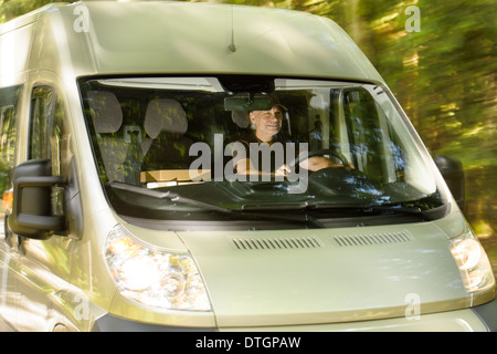 Postzustellung Kurier Mann fahren Lieferwagen liefern Paket Stockfoto