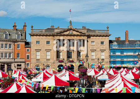 Der Marktplatz in der geschäftigen Markt Newark on Trent, Nottinghamshire UK Stockfoto