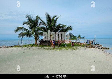 Typische Hütte wohnen in einer kleinen Insel, gesäumt mit Palmen in der "Comarca" (Region) der Guna Yala Eingeborenen als Kuna im Archipel von San Blas Blas Inseln im Nordosten von Panama mit Blick auf das Karibische Meer bekannt. Stockfoto