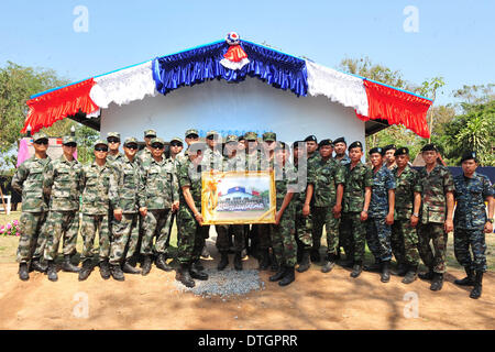 (140218)--PITSANULOKE, 18. Februar 2014 (Xinhua)--chinesische und thailändische Soldaten während der Übung Cobra Gold 2014 an einer Schule in Pitsanuloke Provinz, Thailand, 18. Februar 2014 für ein Gruppenfoto posieren. China entsendet Truppen, die multilaterale Militärübung Gold Cobra, angeführt von den Vereinigten Staaten und Thailand, zum ersten Mal zu besuchen. Der 17-köpfigen chinesische Kader nehmen an Teil Operationen im Befehl und Koordination, technische Hilfe, medizinische Hilfe sowie Diskussionen und Austausch der militärischen medizinischen Wissenschaften nach Offiziere mit dem Auswärtigen Amt des Stockfoto