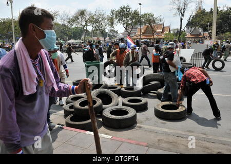 Bangkok, Thailand. 18. Februar 2014. Anti-Regierungs-Demonstranten bauen eine Barrikade mit Reifen bei Zusammenstößen mit der thailändischen Polizei in der Nähe von Democracy Monument in Bangkok, der Hauptstadt von Thailand, 18. Februar 2014. Thailändische Polizei am Dienstagmorgen begann, von Anti-Regierungs-Demonstranten zurückfordern fünf Standorten in der Hauptstadt Bangkok, Rallye und ließ drei Tote und 59 Verletzte bei Zusammenstößen. Bildnachweis: Gao Jianjun/Xinhua/Alamy Live-Nachrichten Stockfoto