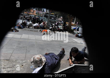 Bangkok, Thailand. 18. Februar 2014. Anti-Regierungs-Demonstranten statt Abdeckung während Auseinandersetzungen mit der thailändischen Polizei in der Nähe von Democracy Monument in Bangkok, der Hauptstadt von Thailand, 18. Februar 2014. Thailändische Polizei am Dienstagmorgen begann, von Anti-Regierungs-Demonstranten zurückfordern fünf Standorten in der Hauptstadt Bangkok, Rallye und ließ drei Tote und 59 Verletzte bei Zusammenstößen. Bildnachweis: Gao Jianjun/Xinhua/Alamy Live-Nachrichten Stockfoto