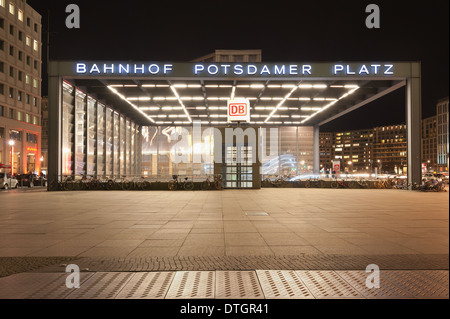 Potsdamer Platz Bahnhof mainline Eingang der Station im Abfertigungsbereich, Züge mit verjüngten Stadt und moderne Skyline bei Nacht Stockfoto