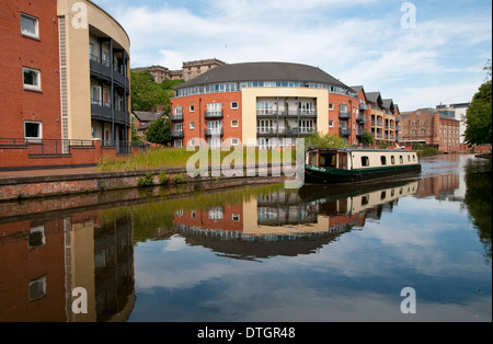 Moderne Wohnanlagen spiegelt sich in den Kanal in der Stadt Nottingham, Nottinghamshire, England UK Stockfoto