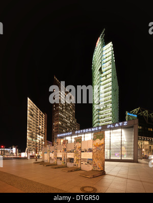 Potsdamer Platz Bahnhof mainline Eingang der Station im Abfertigungsbereich, Züge mit verjüngten Stadt und moderne Skyline bei Nacht Stockfoto