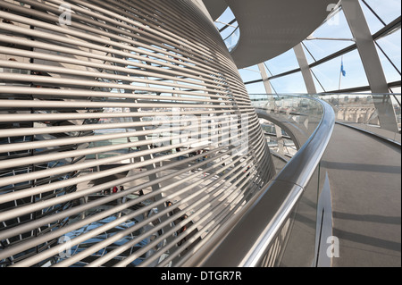 Blick auf die Spirale Kuppelumgang Glas und Spiegel über dem Plenarsaal des Parlaments am Reichstag in Berlin tiefstehende Sonnenwinkel diskutieren Stockfoto