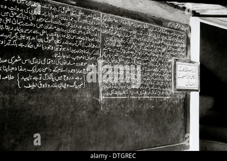 Arabischen Schrift in einer Moschee in Kolkata Kalkutta in Westbengalen in Indien in Südasien. Wissen Islam islamische muslimische Erziehung Text Kultur Reisen Stockfoto