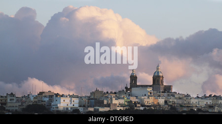 Die wolkenbildung über einen traditionellen Kuppelkirche in Malta bei Sonnenuntergang. Stockfoto