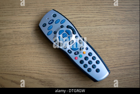 Eine Sky-TV-Fernbedienung ist auf einem Tisch zu Hause abgebildet. Stockfoto