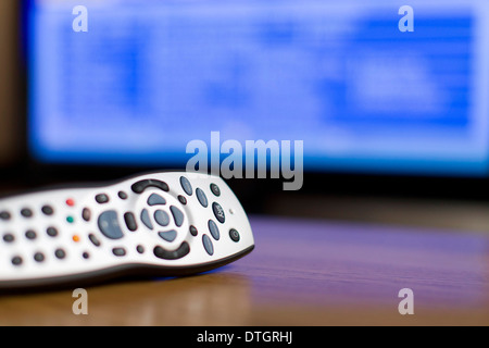 Eine Sky-TV-Fernbedienung ist auf einem Tisch zu Hause abgebildet. Stockfoto
