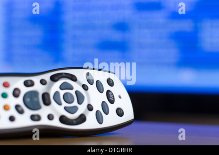 Eine Sky-TV-Fernbedienung ist auf einem Tisch zu Hause abgebildet. Stockfoto