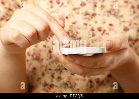 Detailansicht einer asiatischen Frau mit einem smartphone Stockfoto