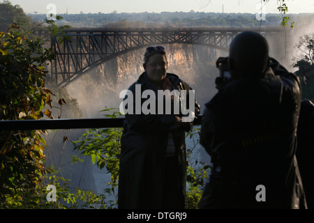 Es dauert ein paar Fotos in Viktoriafälle. Hinter der Brücke zwischen Sambia und Simbabwe.  Die Victoria Falls Bridge überquert Stockfoto