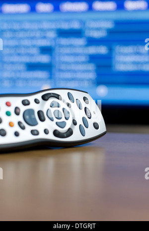 Eine Sky-TV-Fernbedienung ist auf einem Tisch zu Hause abgebildet. Stockfoto