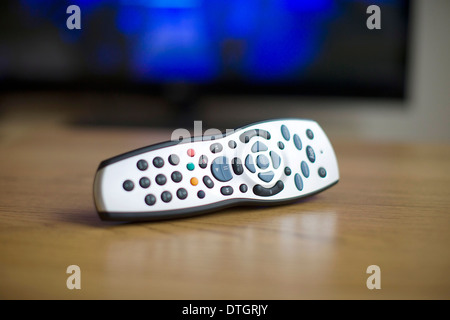Eine Sky-TV-Fernbedienung ist auf einem Tisch zu Hause abgebildet. Stockfoto