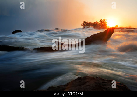 Sonnenuntergang in die Victoriafälle. Die Victoriafälle oder Mosi-Oa-Tunya (Tokaleya Tonga: der Rauch, der donnert; das "i" ist stumm) Stockfoto