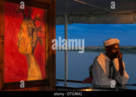 Kreuzfahrt entlang der Victoria Falls an Bord der "African Queen". Entspannen Sie sich und genießen Sie unsere afrikanischen Sonnenuntergänge von unserer gehobenen Kreuzfahrt Boote... Stockfoto