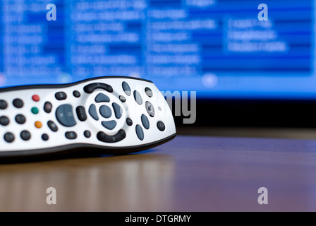 Eine Sky-TV-Fernbedienung ist auf einem Tisch zu Hause abgebildet. Stockfoto