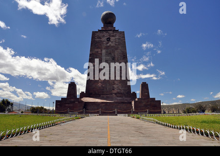 Ciudad Mitad del Mundo, die Mitte der Welt Stadt, das Denkmal mit einer Kugel und einer gemalten Linie markiert den Äquator, Quito, Ecuador Stockfoto