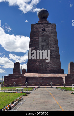 Ciudad Mitad del Mundo, die Mitte der Welt Stadt, das Denkmal mit einer Kugel und einer gemalten Linie markiert den Äquator, Quito, Ecuador Stockfoto