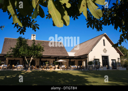 Garten und dem Haupteingang des Royal Livingstone Hotel.  Erstreckt sich entlang den Ufern des Sambesi-Flusses, besteht aus einer Reihe Stockfoto