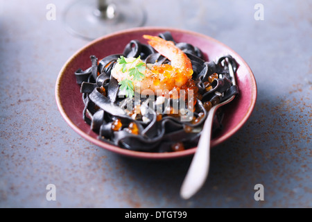 Tintenfisch-Tinte Tagliatelles mit Garnelen und Lachsrogen Stockfoto