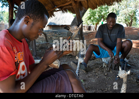 Handwerk in Mukuni Village hergestellt und verkauft im Mukuni Village Kuriositäten Handwerk Markt. Seit Jahrhunderten die Leya Menschen in Mukuni Villag Stockfoto