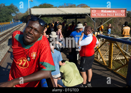 Menschen rund um Victoria Falls Bridge. Die Victoria Falls Bridge überquert der Sambesi knapp unterhalb der Victoriafälle Stockfoto