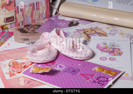 Babyschuhe, Baby Schuhe Baby, Ballett, Bär, Geburt, Geburtstag, Booties, geborene junge, Karte, Krone, Windeln, Traum, England, Familie Stockfoto