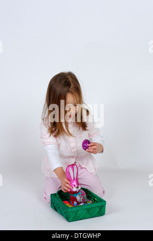 Mädchen mit einem Osternest und ein Schokoladen Osterhase Stockfoto