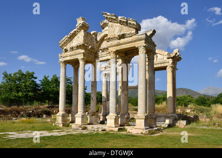 Antike Tetrapylon am archäologischen Standort von Aphrodisias, Caria, Provinz Aydin, Türkei Stockfoto