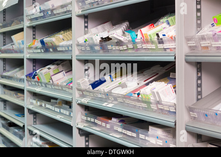 Medikamente in den Regalen eine UK-Apotheke Stockfoto