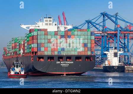 Vollbeladenen Containerschiff, Abfahrt mit Schlepper, Waltershofer Hafen, Hamburg, Deutschland Stockfoto