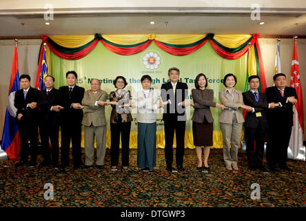 Yangon, Myanmar. 18. Februar 2014. Beamten posieren für Foto während der 25. Sitzung der High Level Task Force auf wirtschaftliche Integration der ASEAN (Comprehensive-EI) in Yangon, Myanmar, 18. Februar 2014. © U Aung/Xinhua/Alamy Live-Nachrichten Stockfoto