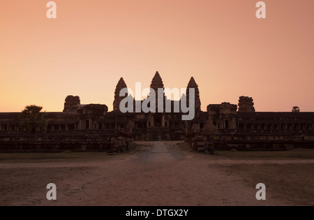 Ost-Ansicht von Angkor Wat in der Abenddämmerung, Kambodscha Stockfoto