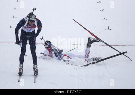 Krasnaja Poljana, Russland. 18. Februar 2014. Ersten platzierten Emil Hegle Svendsen (L) von Norwegen und zweite platzierte Martin Fourcade Frankreichs nach der Zieldurchfahrt während der Biathlon 15km Massenstart Herren am Laura Langlauf Ski & Biathlon Zentrum für die Olympischen Spiele 2014 in Sotschi, Krasnaya Polyana, Russland, 18. Februar 2014. Bildnachweis: Dpa picture Alliance/Alamy Live News Stockfoto