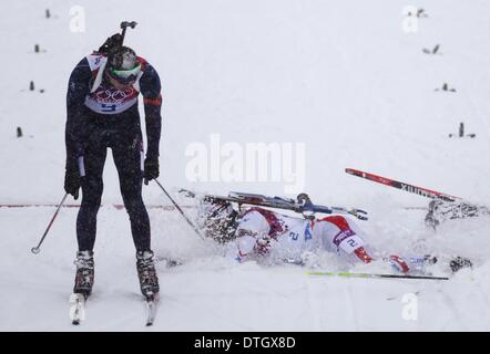 Krasnaja Poljana, Russland. 18. Februar 2014. Ersten platzierten Emil Hegle Svendsen (L) von Norwegen und zweite platzierte Martin Fourcade Frankreichs nach der Zieldurchfahrt während der Biathlon 15km Massenstart Herren am Laura Langlauf Ski & Biathlon Zentrum für die Olympischen Spiele 2014 in Sotschi, Krasnaya Polyana, Russland, 18. Februar 2014. Bildnachweis: Dpa picture Alliance/Alamy Live News Stockfoto