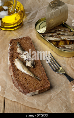 Sprotte Sandwich auf dem Küchentisch Stockfoto