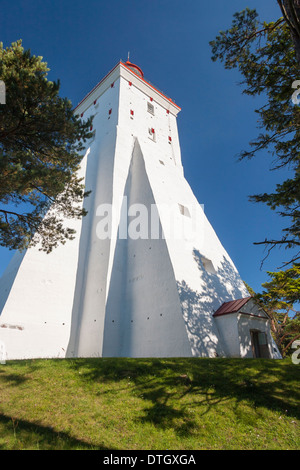 Großen alten hohen weißen Leuchtturm im Sommer in Maori, Hiiumaa, Estland Stockfoto